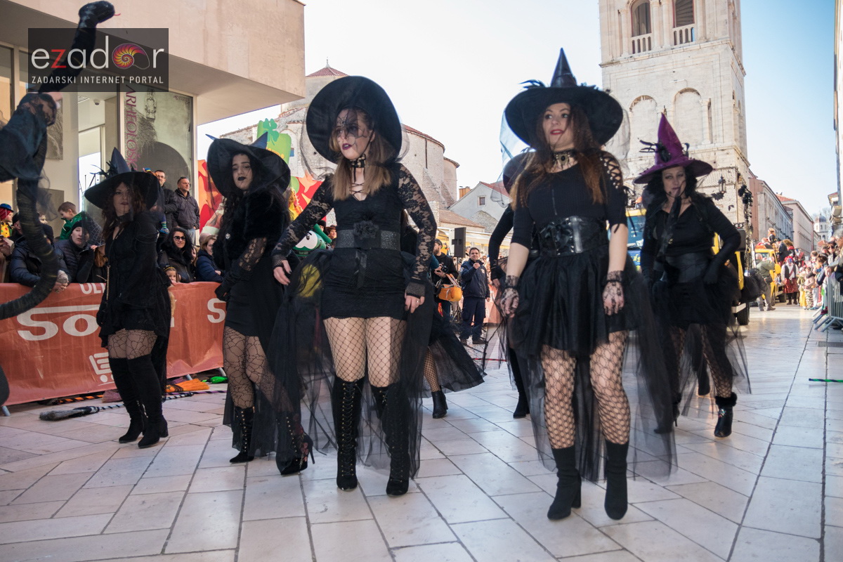 Zadarski karneval 2018: Povorka maškaranih skupina od Gradskih vrata preko Foruma do Narodnog trga Zadarski karneval 2018: Povorka maškaranih skupina od Gradskih vrata preko Foruma do Narodnog trga