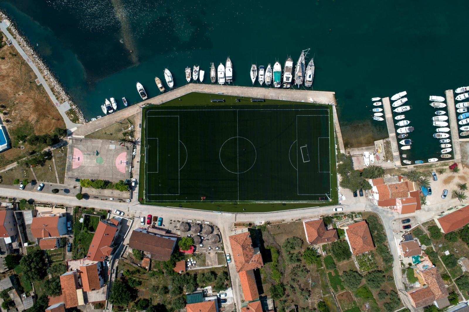 Nogometno igralište uz more u Sutomišćici jedno je od najljepših na svijetu