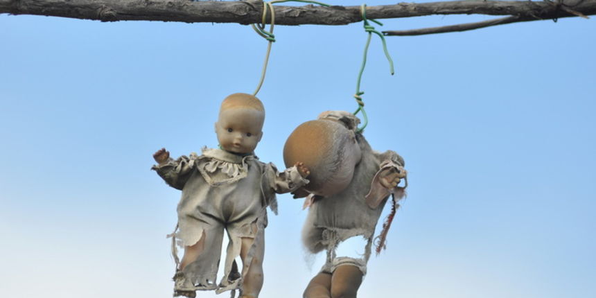 Zadar, 021111
Uz cestu koja vodi od Zadra prema Razancu moze se vidjeti jedan od sigurno najneobicnijih vinograda na svijetu. Umjesto uobicajenih strasila, vinograd cuvaju ogromni plisani medvjedi , lutke, barbike i raznorazne druge igracke i predmeti.
Fo Zadar, 021111
Uz cestu koja vodi od Zadra prema Razancu moze se vidjeti jedan od sigurno najneobicnijih vinograda na svijetu. Umjesto uobicajenih strasila, vinograd cuvaju ogromni plisani medvjedi , lutke, barbike i raznorazne druge igracke i predmeti.
Fo