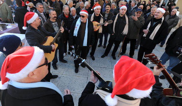 Zadar, 241212.
Na danasnji dan kao i svake godine u ovo vrijeme, cijeli Poluotok, a pogotovo Varos, pun je Zadrana koji uzivaju u bakalaru i druzenju s obitelji i prijateljima. Kroz citav grad prolaze klape i sviraci pjevajuci prigodne pjesme.
Na fotograf