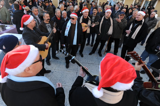 Zadar, 241212.
Na danasnji dan kao i svake godine u ovo vrijeme, cijeli Poluotok, a pogotovo Varos, pun je Zadrana koji uzivaju u bakalaru i druzenju s obitelji i prijateljima. Kroz citav grad prolaze klape i sviraci pjevajuci prigodne pjesme.
Na fotograf Zadar, 241212.
Na danasnji dan kao i svake godine u ovo vrijeme, cijeli Poluotok, a pogotovo Varos, pun je Zadrana koji uzivaju u bakalaru i druzenju s obitelji i prijateljima. Kroz citav grad prolaze klape i sviraci pjevajuci prigodne pjesme.
Na fotograf
