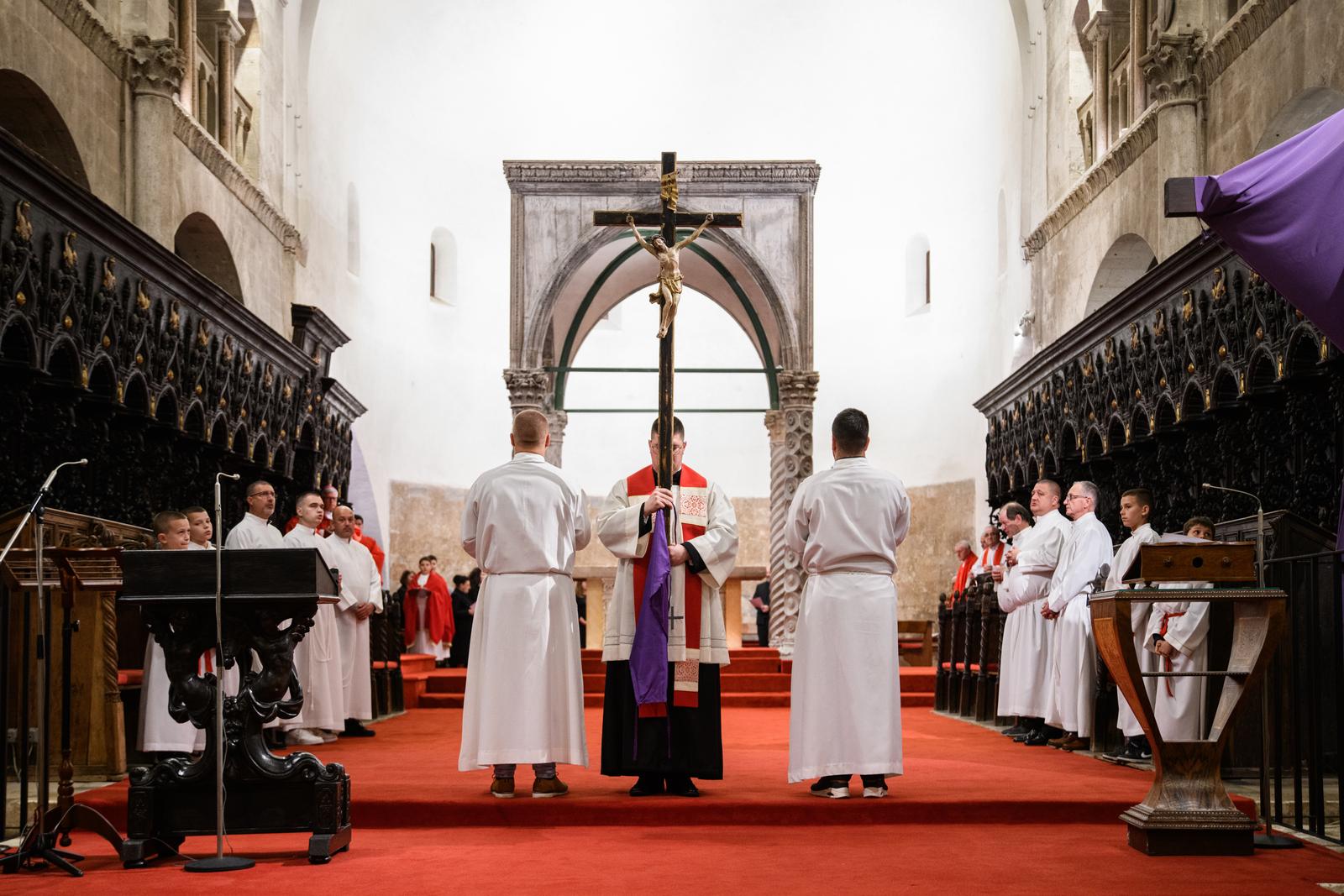 Nadbiskup Zgrablić predvodio Službu Muke Gospodnje u katedrali sv. Stošije Nadbiskup Zgrablić predvodio Službu Muke Gospodnje u katedrali sv. Stošije