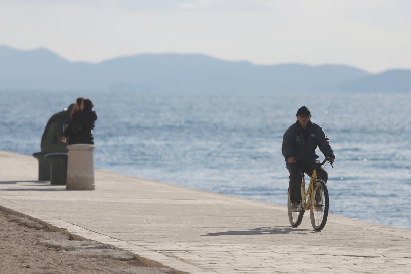 Prohladan, ali iznimno lijep i sunčan dan građani Zadra su iskoristili za šetnju prekrasnom rivom.  Photo: Filip Brala/PIXSELL