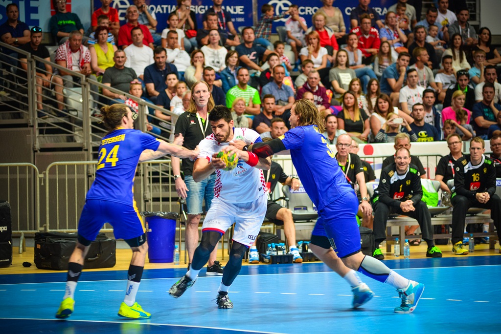 U doista sjajnoj atmosferi koju je stvorilo oko 5000 navijača iz cijele Hrvatske, naši su rukometni reprezentativci remizirali sa Švedskom i to s rezultatom 25-25. Bila je to ‘kaubojima’ pretposljednja pripremna utakmica uoči Olimpijskih igara