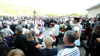 Posljednji ispraćaj Olivera Dragojevića na groblju Sveti Roko u Veloj Luci Posljednji ispraćaj Olivera Dragojevića na groblju Sveti Roko u Veloj Luci