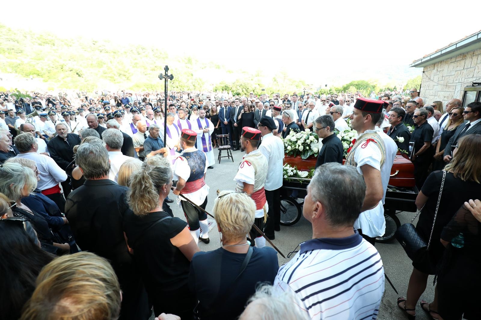 Posljednji ispraćaj Olivera Dragojevića na groblju Sveti Roko u Veloj Luci Posljednji ispraćaj Olivera Dragojevića na groblju Sveti Roko u Veloj Luci