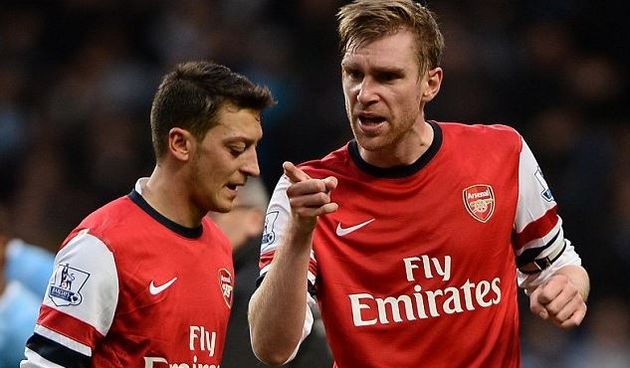 Per Mertesacker i Mesut Ozil, foto: dailymail.co.uk
