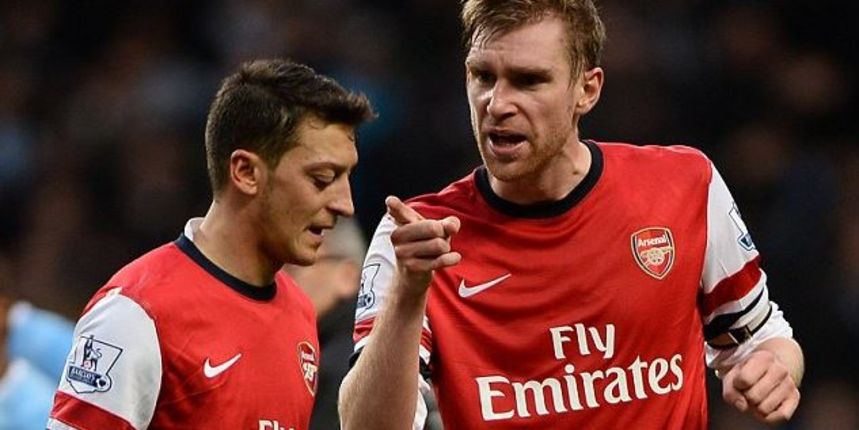 Per Mertesacker i Mesut Ozil, foto: dailymail.co.uk Per Mertesacker i Mesut Ozil, foto: dailymail.co.uk