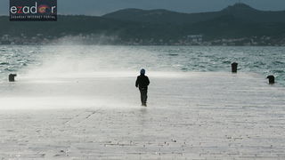 Đir po gradu, četvrtak 27. prosinca 2017. Dječak uživa u prskanju valova, olujno jugo, lome se valovi Đir po gradu, četvrtak 27. prosinca 2017. Dječak uživa u prskanju valova, olujno jugo, lome se valovi