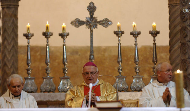 Zadar, 251209.
U prepunoj crkvi Sv. Stosije misu (polnocku) je predvodio zadarski nadbiskup Ivan Prendja.
Foto: Andrija Lucic / CROPIX