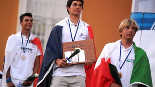 Zadar, 160711.
ISAF svjetsko juniorsko prvenstvo
Zadar 2011, 07.-15. srpanj 2011.
Zatvaranje jedrlicarskog prvenstva i podjela medalja i pehara najboljim momcadima.
Na slici: pobjednici u klasi Laser Radial za decke:
1st FRA – Maxime Mazard,
2nd SLO – Luk Zadar, 160711.
ISAF svjetsko juniorsko prvenstvo
Zadar 2011, 07.-15. srpanj 2011.
Zatvaranje jedrlicarskog prvenstva i podjela medalja i pehara najboljim momcadima.
Na slici: pobjednici u klasi Laser Radial za decke:
1st FRA – Maxime Mazard,
2nd SLO – Luk