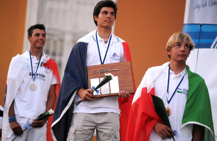 Zadar, 160711.
ISAF svjetsko juniorsko prvenstvo
Zadar 2011, 07.-15. srpanj 2011.
Zatvaranje jedrlicarskog prvenstva i podjela medalja i pehara najboljim momcadima.
Na slici: pobjednici u klasi Laser Radial za decke:
1st FRA – Maxime Mazard,
2nd SLO – Luk Zadar, 160711.
ISAF svjetsko juniorsko prvenstvo
Zadar 2011, 07.-15. srpanj 2011.
Zatvaranje jedrlicarskog prvenstva i podjela medalja i pehara najboljim momcadima.
Na slici: pobjednici u klasi Laser Radial za decke:
1st FRA – Maxime Mazard,
2nd SLO – Luk
