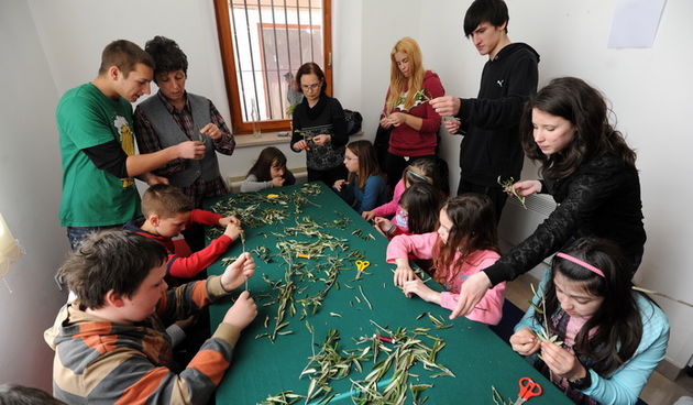 Zadar, 190313.
U prostoru gradske straze organizirana je radionica izrade maslinovih grancica za osnovnoskolce.
Na fotografiji: detalj s radionice.
Foto: Luka Gerlanc / CROPIX