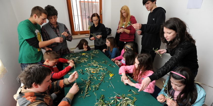 Zadar, 190313.
U prostoru gradske straze organizirana je radionica izrade maslinovih grancica za osnovnoskolce.
Na fotografiji: detalj s radionice.
Foto: Luka Gerlanc / CROPIX