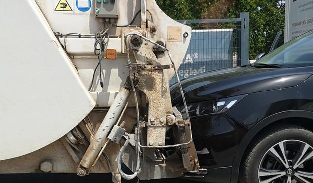 Kamion Čistoće na tehničkom pregledu udario osobni auto