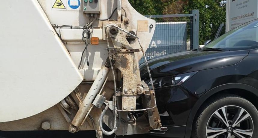 Kamion Čistoće na tehničkom pregledu udario osobni auto Kamion Čistoće na tehničkom pregledu udario osobni auto