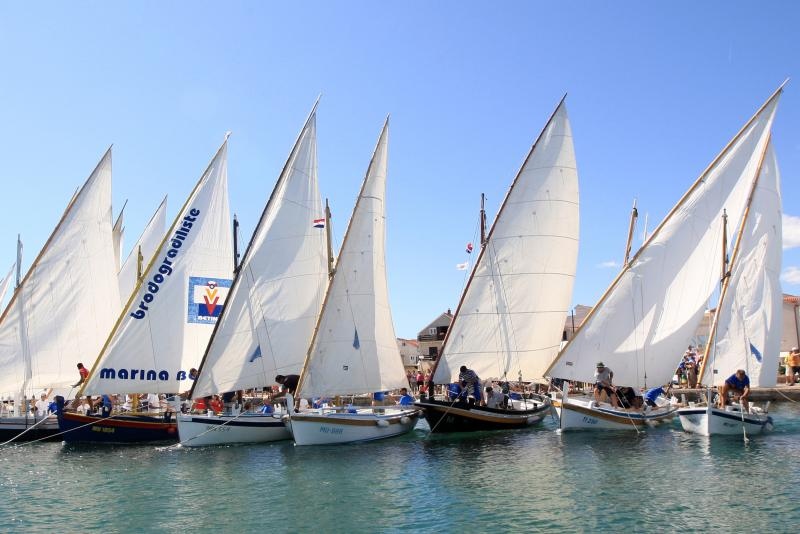 Betina: Održana tradicionalna regata za dušu i tilo, Foto: Duško Jaramaz/PIXSELL Betina: Održana tradicionalna regata za dušu i tilo, Foto: Duško Jaramaz/PIXSELL