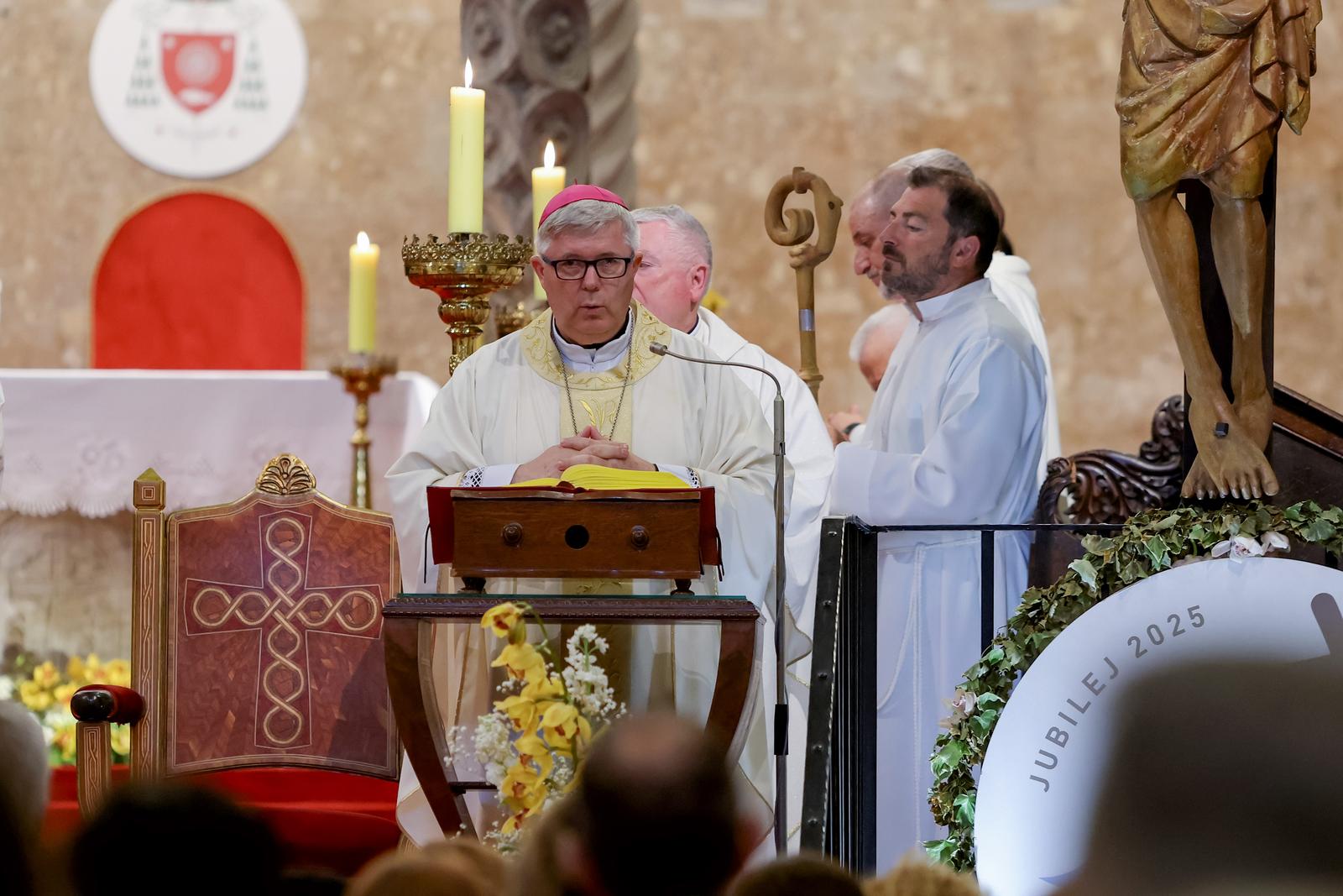 Nadbiskup Milan Zgrablić predvodio misu zadušnicu za Papu Franju Nadbiskup Milan Zgrablić predvodio misu zadušnicu za Papu Franju