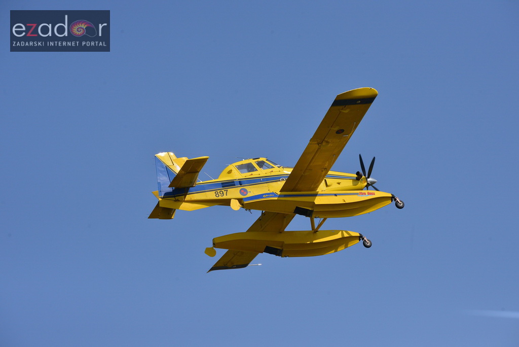 Zračne i kopnene vatrogasne snage u rekordnom roku lokalizirale požar između Dikla i Kožina