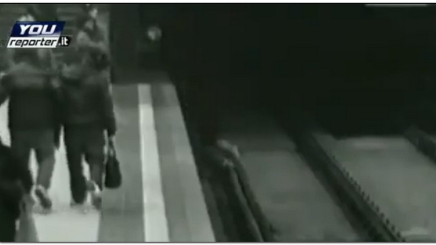 dječak, tračnice, vlak