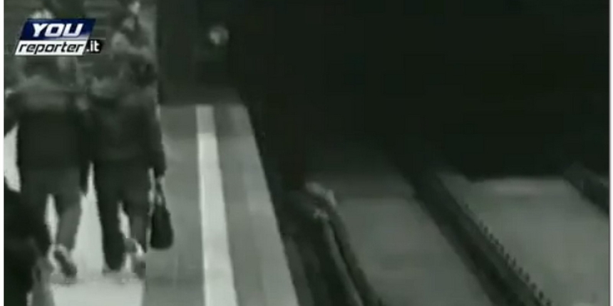 dječak, tračnice, vlak