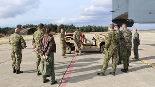 Djelatnici iz vojarne u Zemuniku obišli američke Osprey-e Djelatnici iz vojarne u Zemuniku obišli američke Osprey-e