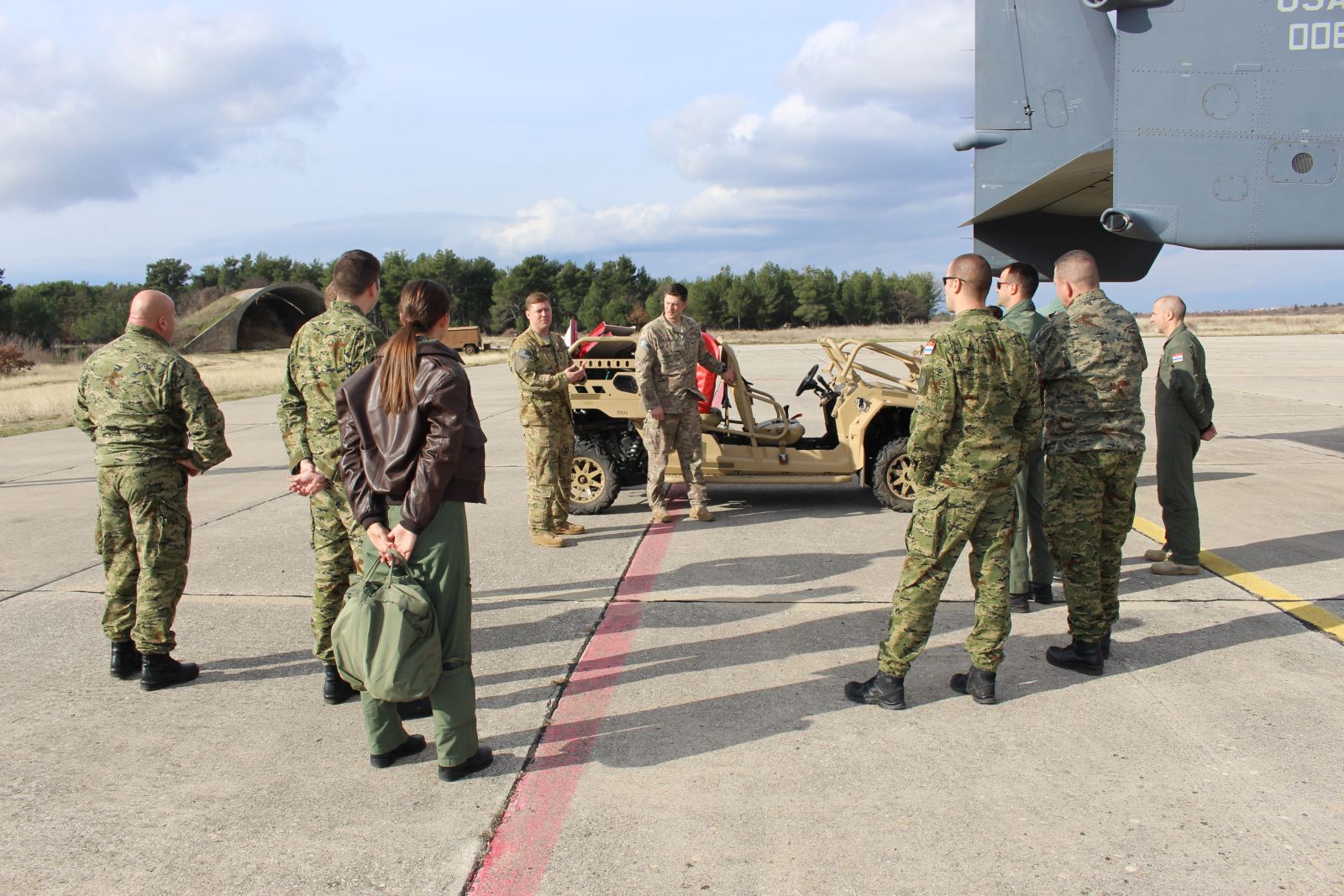 Djelatnici iz vojarne u Zemuniku obišli američke Osprey-e Djelatnici iz vojarne u Zemuniku obišli američke Osprey-e