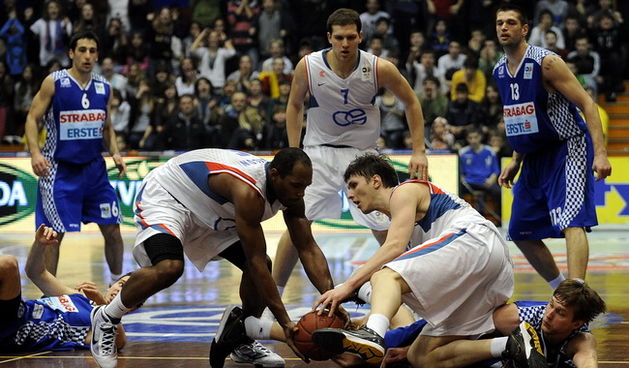 Zagreb, 180210. Dvorana Trnsko, kosarka, polufinale kosarkaskog Kupa Kresimir Cosic, susret ekipa KK Zadar i KK Cibona. Na slici: Jamont Gordon 5, Marko Tomas u borbi za loptu. Foto: Damir Krajac / CROPIX