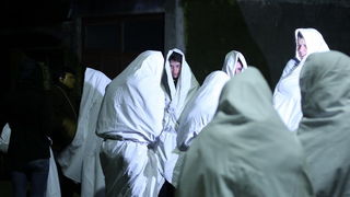 Otok Ugljan, Preko, 130213.
Na blagdan Ciste srijede Pepelnice, tradicionalni Lancuni u vecernjoj povorci i ove su godine prosli kroz Preko. Povorka Lancuna, mjestana odjevenih u bijele plahte sa svijecama i zvoncicima u ruci, odijenuli se se kao i mnogo