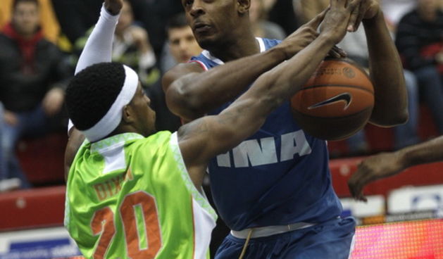 Zagreb, 140110. Kosarkaski centar Drazen Petrovic. Kosarkaska utakmica Euroliga skupina A, Cibona – Asvel. Na slici: Bobby Dixon 20, Jamont Gordon. Foto: Nenad Dugi / CROPIX