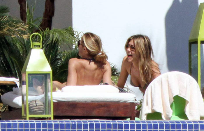 Jennifer Aniston u seksi badiću proslavila 41. rođendan (Jutarnji.hr)