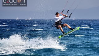 Guštanje surfera u jakom jugu Guštanje surfera u jakom jugu
