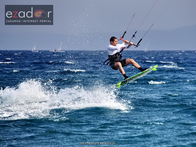 Guštanje surfera u jakom jugu Guštanje surfera u jakom jugu