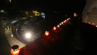 U znak sjećanja na stradanje Škabrnje i Vukovara učenici zadarske Pomorske škole zapalili su lampione na kruni Kopnenih vrata te na djelu bedema iznad lučice Foše.  Photo: Filip Brala/PIXSELL