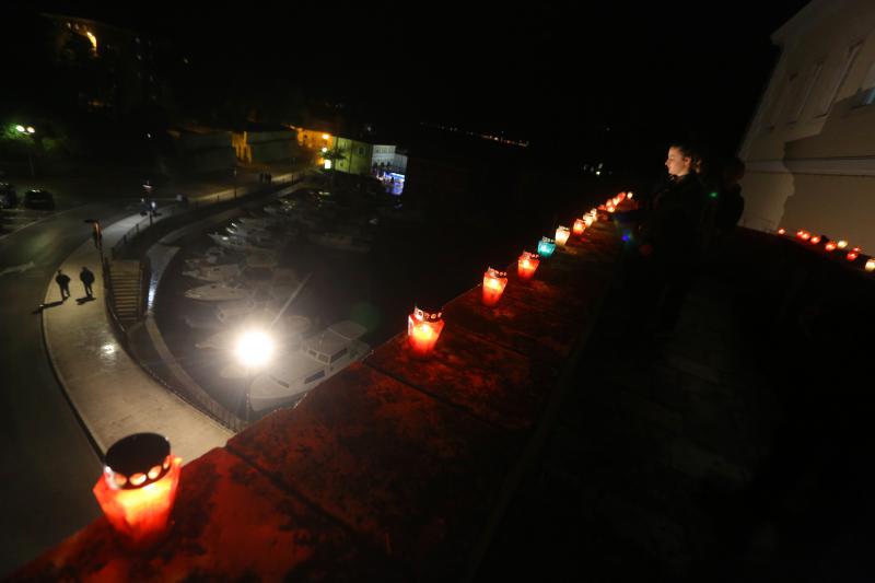 U znak sjećanja na stradanje Škabrnje i Vukovara učenici zadarske Pomorske škole zapalili su lampione na kruni Kopnenih vrata te na djelu bedema iznad lučice Foše.  Photo: Filip Brala/PIXSELL