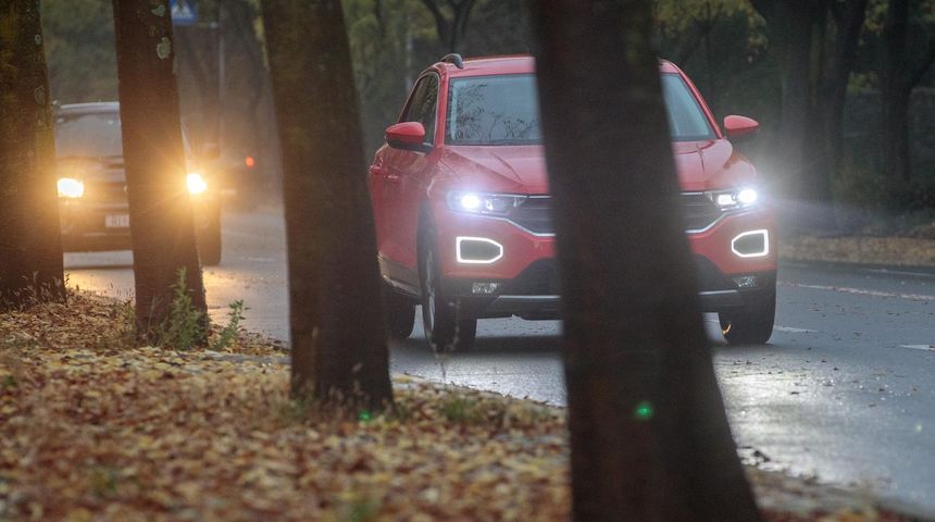 auto upaljena svjetla auto upaljena svjetla