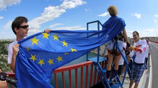 30.06.2013., Zadar – Povodom ulaska Republike Hrvatske u Europsku uniju mladic i djevojka skocili su s Maslenickog mosta sa zastavom Europske unije, dok je mladi Britanac skocio sa hrvatskom zastavom. Photo: Filip Brala/PIXSELL Autor  Filip Brala/PIXSEL