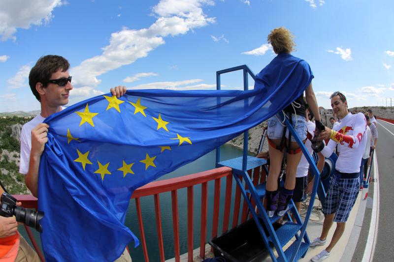 30.06.2013., Zadar – Povodom ulaska Republike Hrvatske u Europsku uniju mladic i djevojka skocili su s Maslenickog mosta sa zastavom Europske unije, dok je mladi Britanac skocio sa hrvatskom zastavom. Photo: Filip Brala/PIXSELL Autor  Filip Brala/PIXSEL