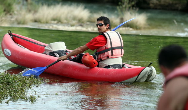 Zadar, Zrmanja, 270413.
Rijeka Zrmanja. 
8. hrvatska rafting regata Zrmanja 2013. Organizator regate je Riva rafting centar, putnicka agencija d.o.o. 
Na fotografiji: detalj sa regate.
Foto: Jure Miskovic / CROPIX