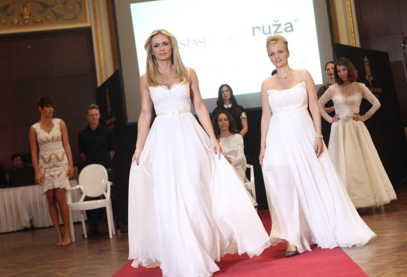 U vjenčanicama koje je dizajnirala Matija Vujica kozmetičku liniju su predstavile Renata Sopek. Natali Dizdar, Tatjana Jurić, Vanna i Lana Jurčević U vjenčanicama koje je dizajnirala Matija Vujica kozmetičku liniju su predstavile Renata Sopek. Natali Dizdar, Tatjana Jurić, Vanna i Lana Jurčević