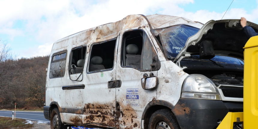 Zadar, 191110.
Jutros oko 8 sati dogodila se prometna nesreca na drzavnoj cesti Knin –  Gracac u kojoj su nastradala osnovnoskolska djeca koja su putovala iz Srba na nastavu u Gracac. U kombiju je bilo 16 djece jedno je djete teze ozljedjeno a 5 djece i v