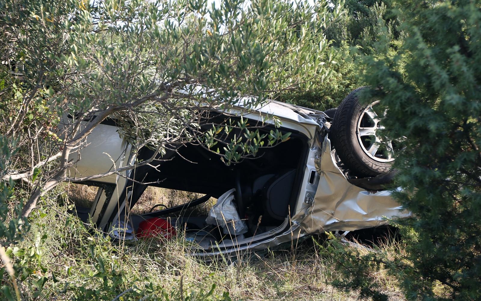 Prosika: Pri slijetanju automobila s kolnika jedna je osoba poginula Prosika: Pri slijetanju automobila s kolnika jedna je osoba poginula