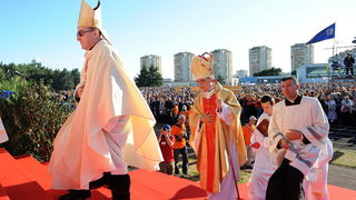 Zadar, 080510.
Zadar je domacin Susreta katolicke mladezi 2010. 
Susret ce trajati dva dana a u njemu ce sudjelovati preko 30.000 mladih iz Hrvatske i svijeta. 
Na fotografiji: Kardinal Josip Bozanic i zadarski biskup Zelimir Puljic.
Foto: Andrija Lucic /
