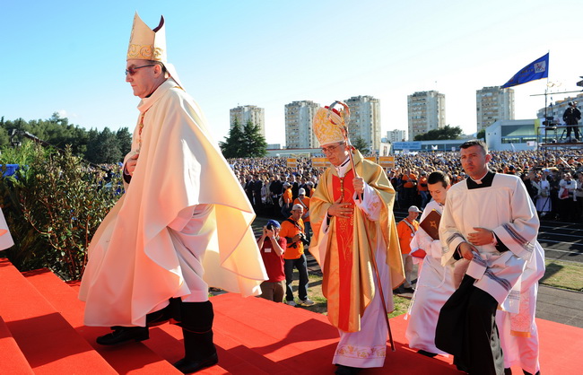 Zadar, 080510.
Zadar je domacin Susreta katolicke mladezi 2010. 
Susret ce trajati dva dana a u njemu ce sudjelovati preko 30.000 mladih iz Hrvatske i svijeta. 
Na fotografiji: Kardinal Josip Bozanic i zadarski biskup Zelimir Puljic.
Foto: Andrija Lucic /