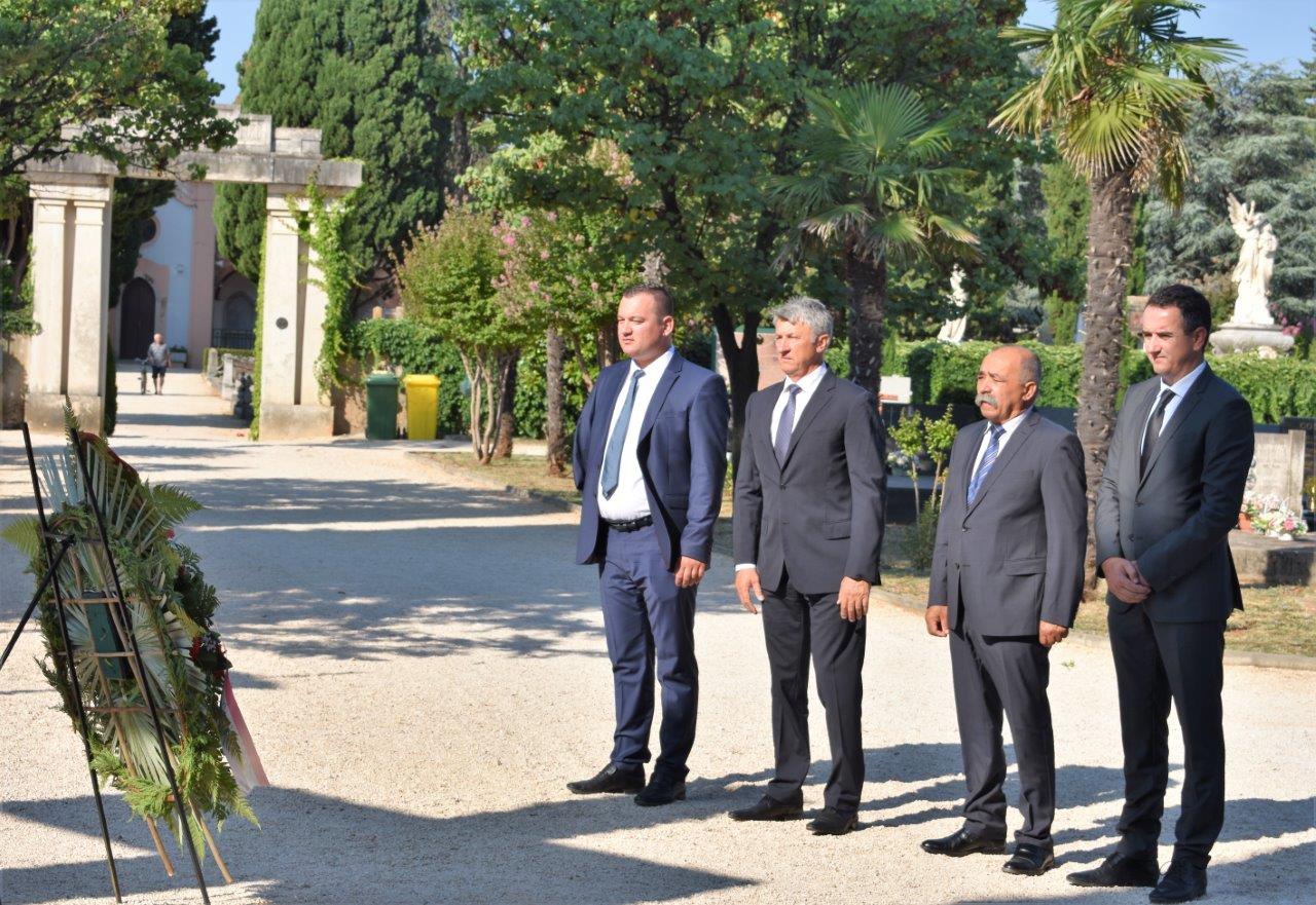 Povodom Dana pobjede kod središnjeg križa na Gradskom groblju položeni vijenci Povodom Dana pobjede kod središnjeg križa na Gradskom groblju položeni vijenci