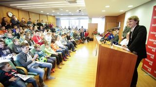 Luki Modriću u dječjoj bolnici u Klaićevoj uručena nagrada nogometaša godine, Photo: Petar Glebov/PIXSELL Luki Modriću u dječjoj bolnici u Klaićevoj uručena nagrada nogometaša godine, Photo: Petar Glebov/PIXSELL