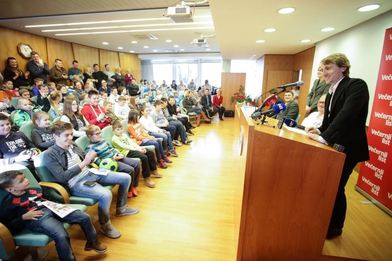 Luki Modriću u dječjoj bolnici u Klaićevoj uručena nagrada nogometaša godine, Photo: Petar Glebov/PIXSELL Luki Modriću u dječjoj bolnici u Klaićevoj uručena nagrada nogometaša godine, Photo: Petar Glebov/PIXSELL