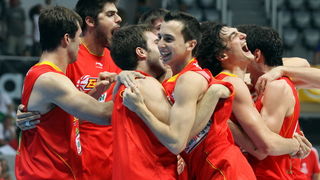 Zadar, 180710.
Dvorana Kresimira Cosica na Visnjiku.
Kosarkaska utakmica za 3.mjesto Prvenstva Europe do 20 godina izmedju Hrvatske i Spanjolske.
Na fotografiji : slavlje Spanjolaca
Foto : Vladimir Ivanov / CROPIX