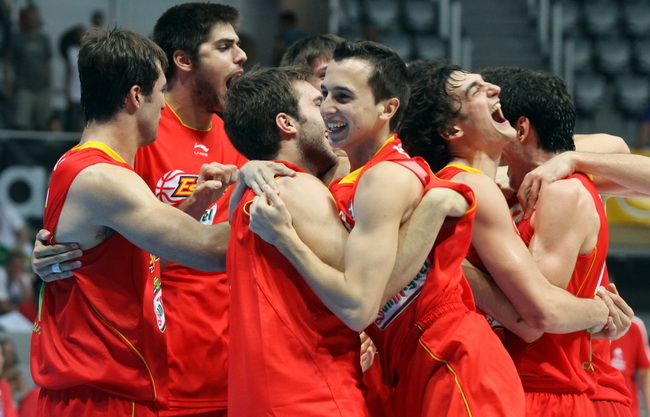 Zadar, 180710.
Dvorana Kresimira Cosica na Visnjiku.
Kosarkaska utakmica za 3.mjesto Prvenstva Europe do 20 godina izmedju Hrvatske i Spanjolske.
Na fotografiji : slavlje Spanjolaca
Foto : Vladimir Ivanov / CROPIX