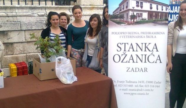 Učenici srednje škole “Stanko Ožanić” darivali sadnice za Majčin dan, foto: Radio Zadar